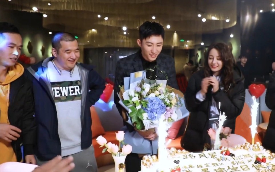 生热爱】【黄景瑜×迪丽热巴】三分钟get内娱bg天花板的绝美爱情_哔哩