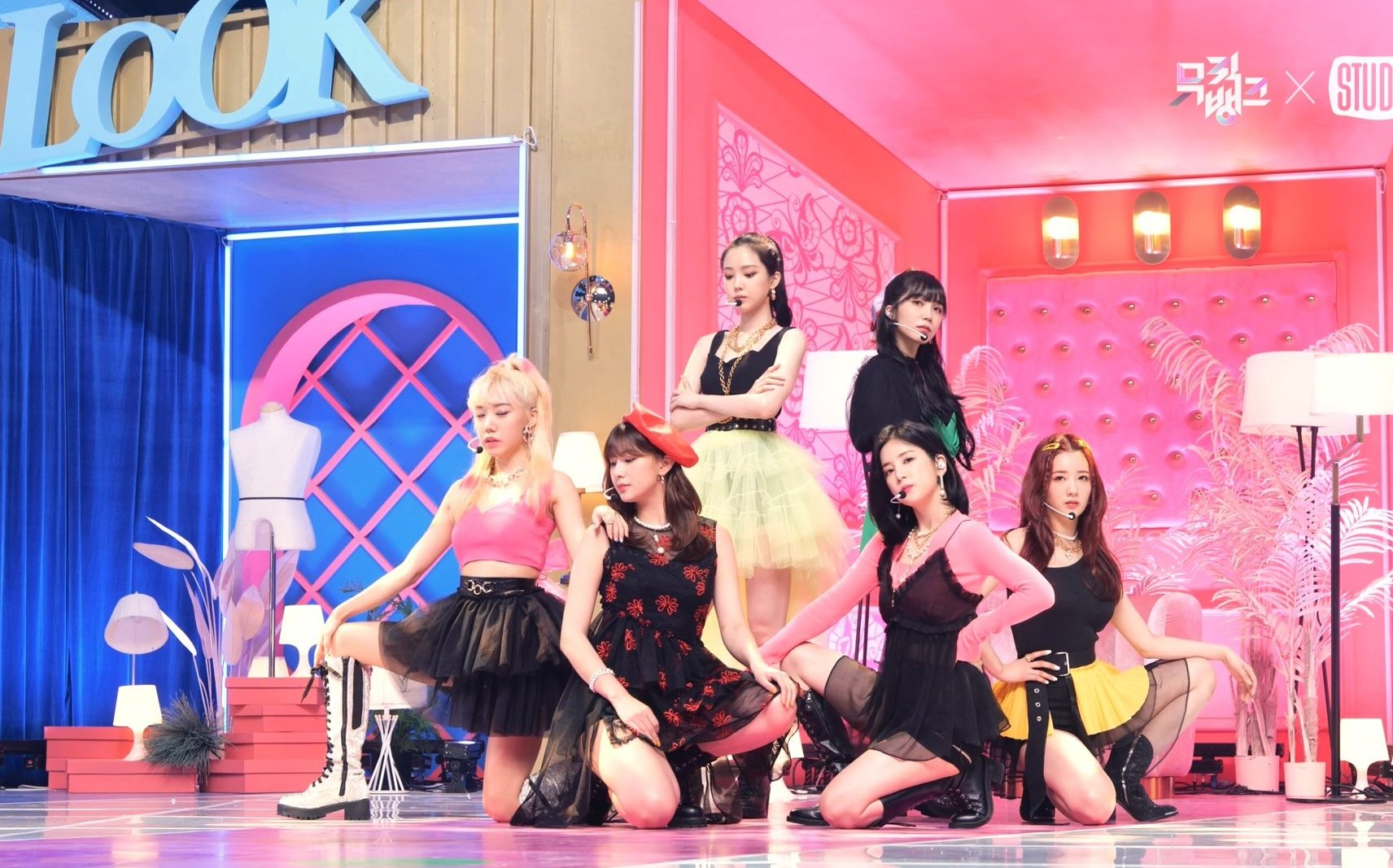 【apink】主打和收录曲的初舞台《dumhdurum be myself love is blind