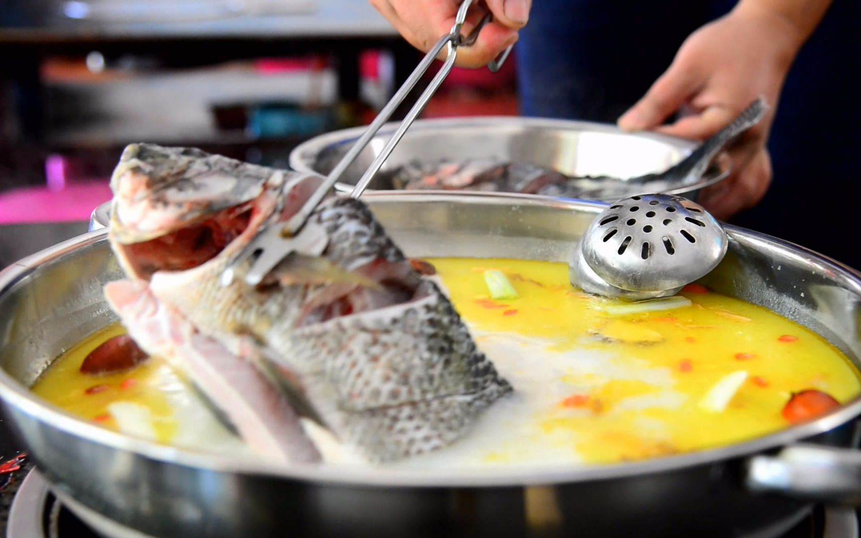 罗非鱼这样煮火锅真是太好吃了,鲜香营养,看饿了!