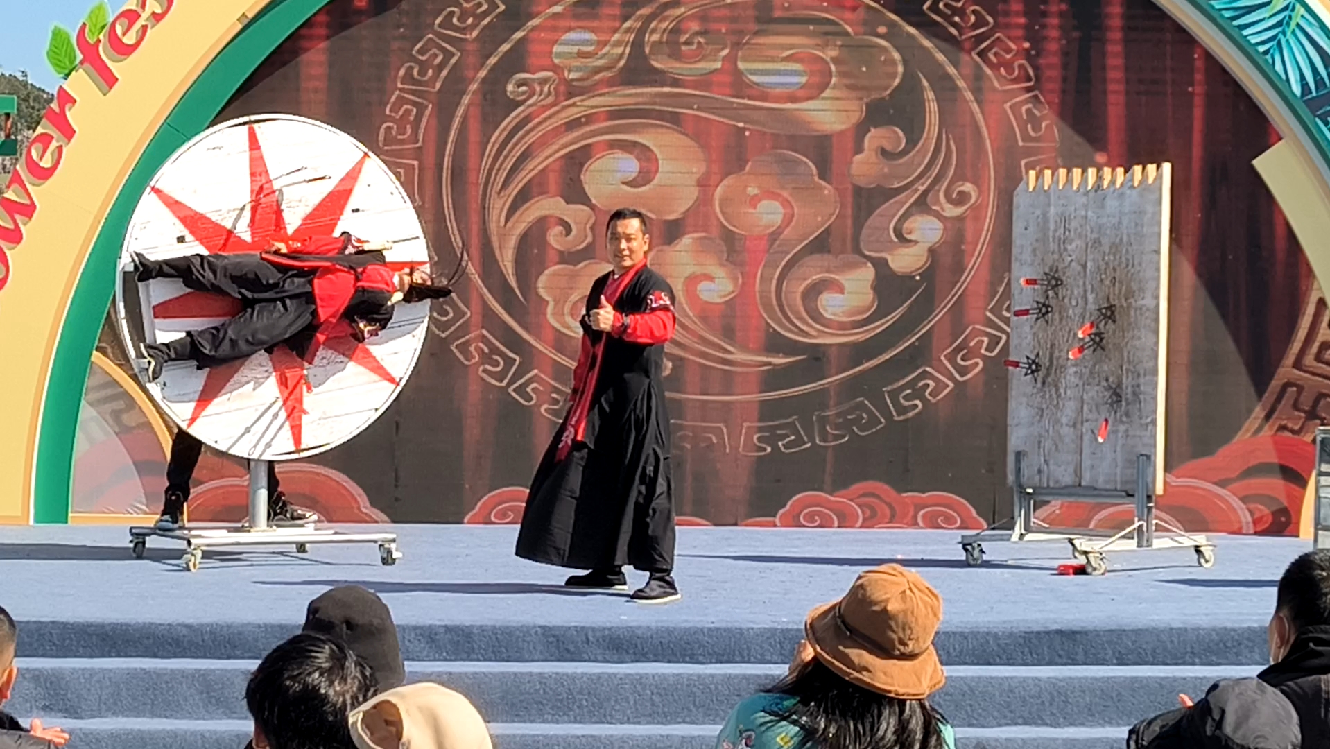 徐州吕梁园博园飞刀杂技表演