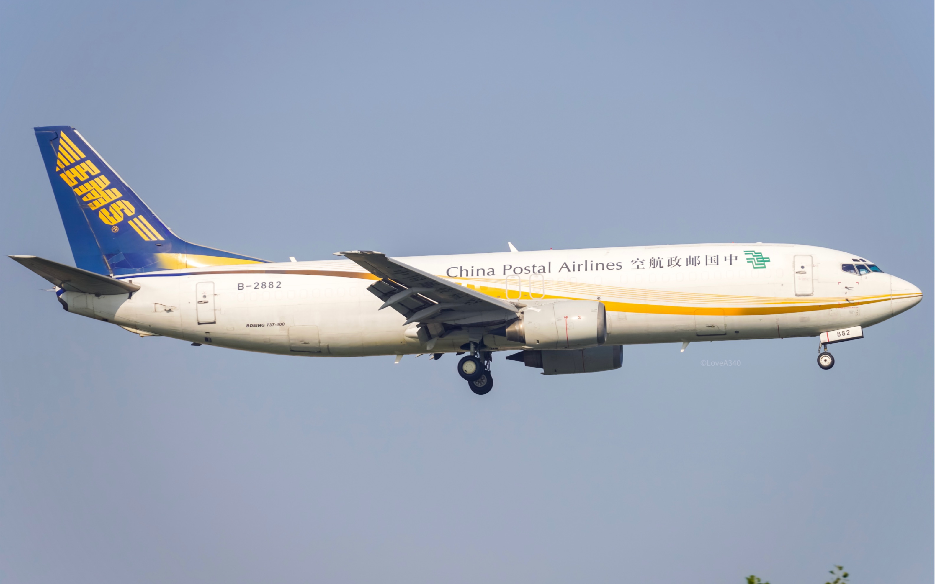 罕见的邮政航空波音737-400 b-2882 落地首都机场36r