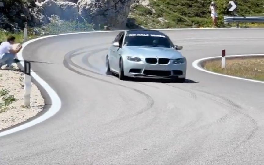 [图]斯堪的纳维亚的冰上圆舞曲一刻 BMW E90 M3钟摆式山路漂移上坡的一瞬间