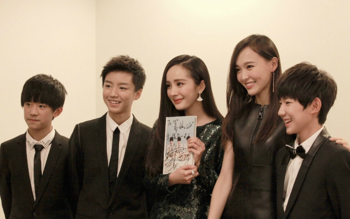 v视界大会tfboys走上红毯引发粉丝尖叫后台与杨幂合影