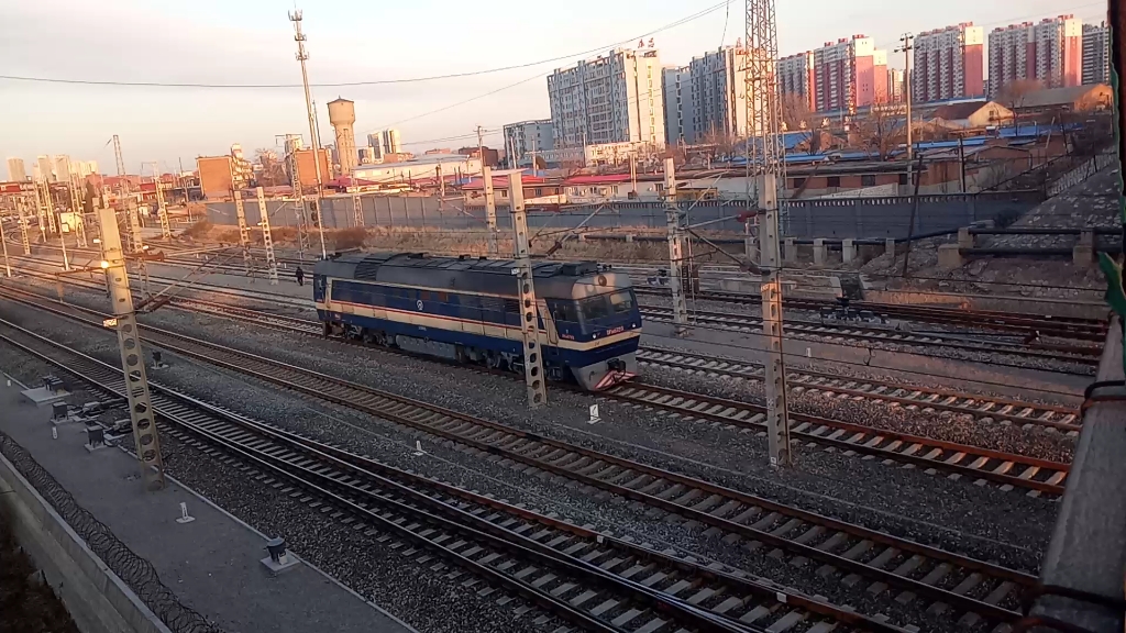 京局唐段某df8b内燃机车单机驶到附近停车,等待回段