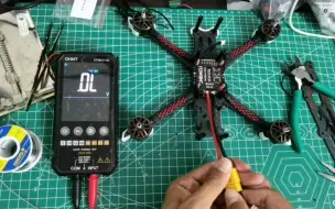 Descargar video: Trying fly穿影X5 v2新款机架，挺喜欢的，价格能接受，买来试试看，续航：平飞+轻度花飞都得8分半，满意，飞行手感跟复刻版黑鸦5寸一样的，好飞~