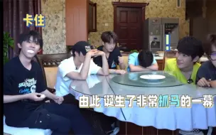 Download Video: 我们小时的家属感真的很炸裂！塞进嘴里的棉花糖都能拿出来一起吃得麻麻香