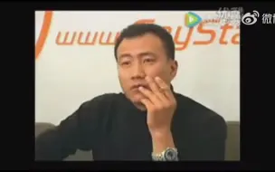 Скачать видео: 军烨sg那时候还是年轻啊，这个采访料还是真是多，有没有反应，没有就没有，干嘛又标志性捂嘴呢