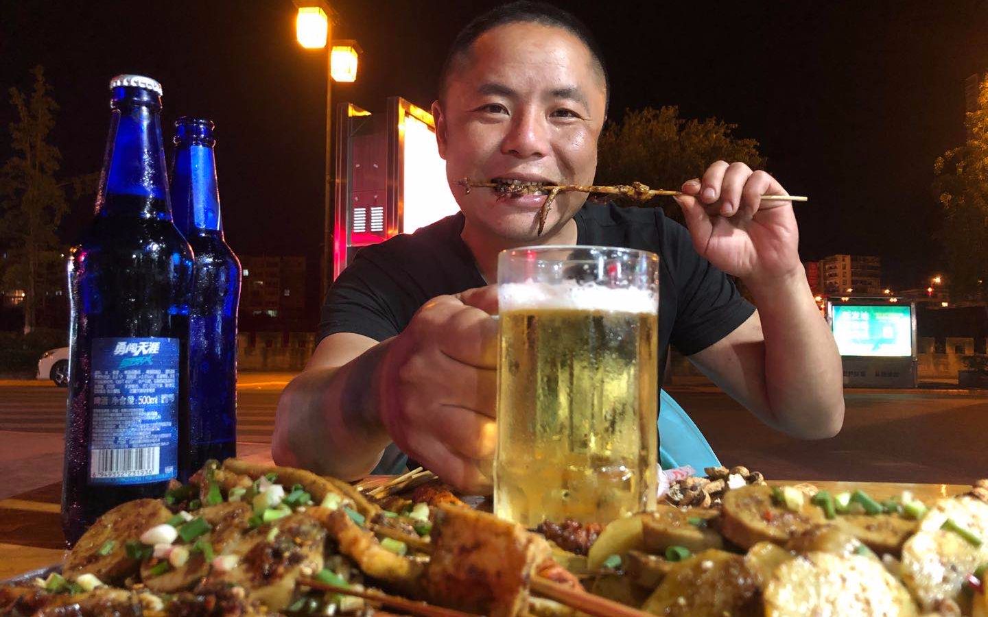 四川人的夜生活宵夜来点烧烤冰啤酒小日子过得真惬意