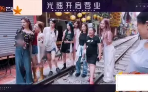 Descargar video: 染色体女团被越南大妈拉着合影，这几个越南人也是真有眼光