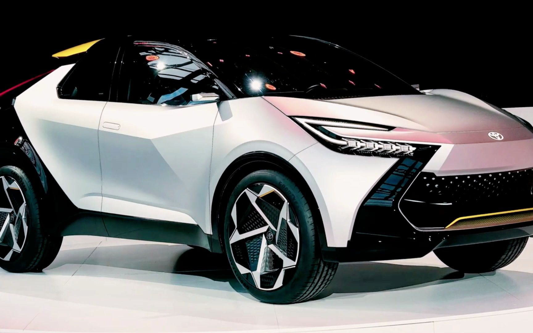 2024款丰田c-hr运动型混合动力豪华suv,在简洁化的今天,这种复杂设计