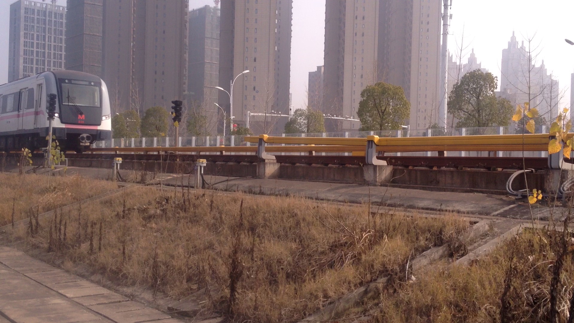 武汉地铁二号线 b29列车通过宏图大道-常青城区间