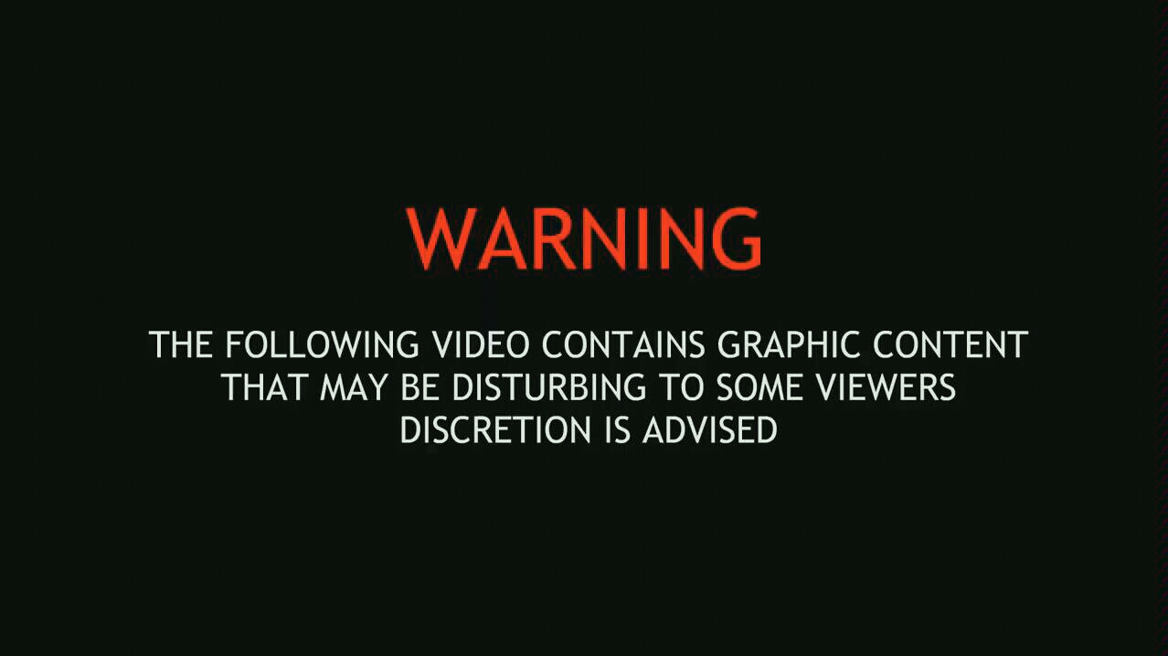 双视频粘合第一个视频是一名新人女警察用错武器第二