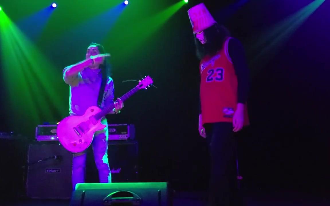 油管大神桶哥狂热粉丝被桶爸爸邀请上台兴奋的不行!