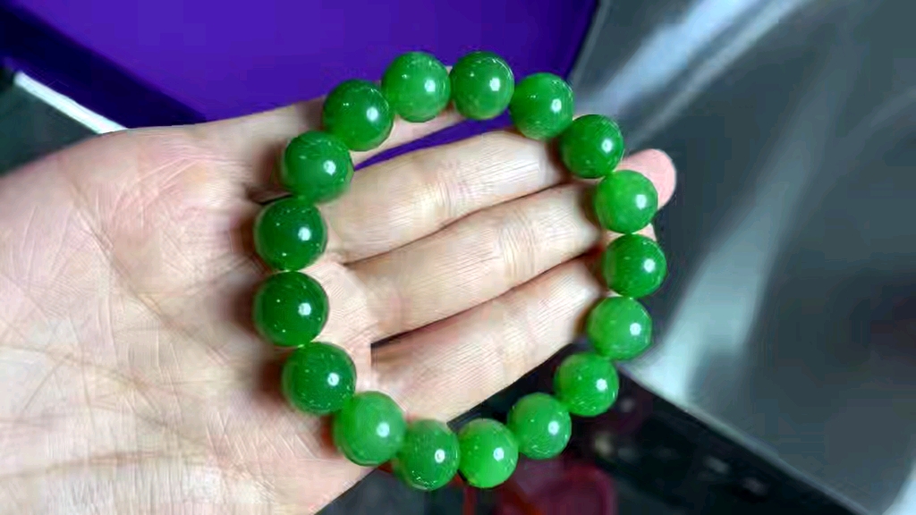和田玉碧玉冰底菠菜绿手链手串 品相完美 无黑点无裂冰透超级辣的菠菜