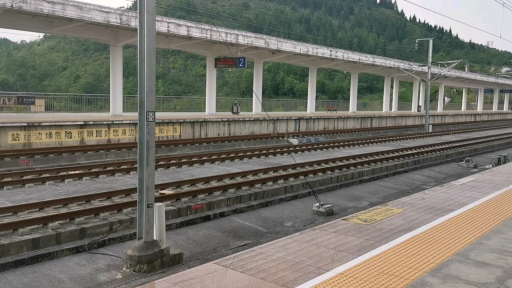 【国铁#8961崇山峻岭,黔地秀景】g1695(福州--昆明南)进关岭站1站台