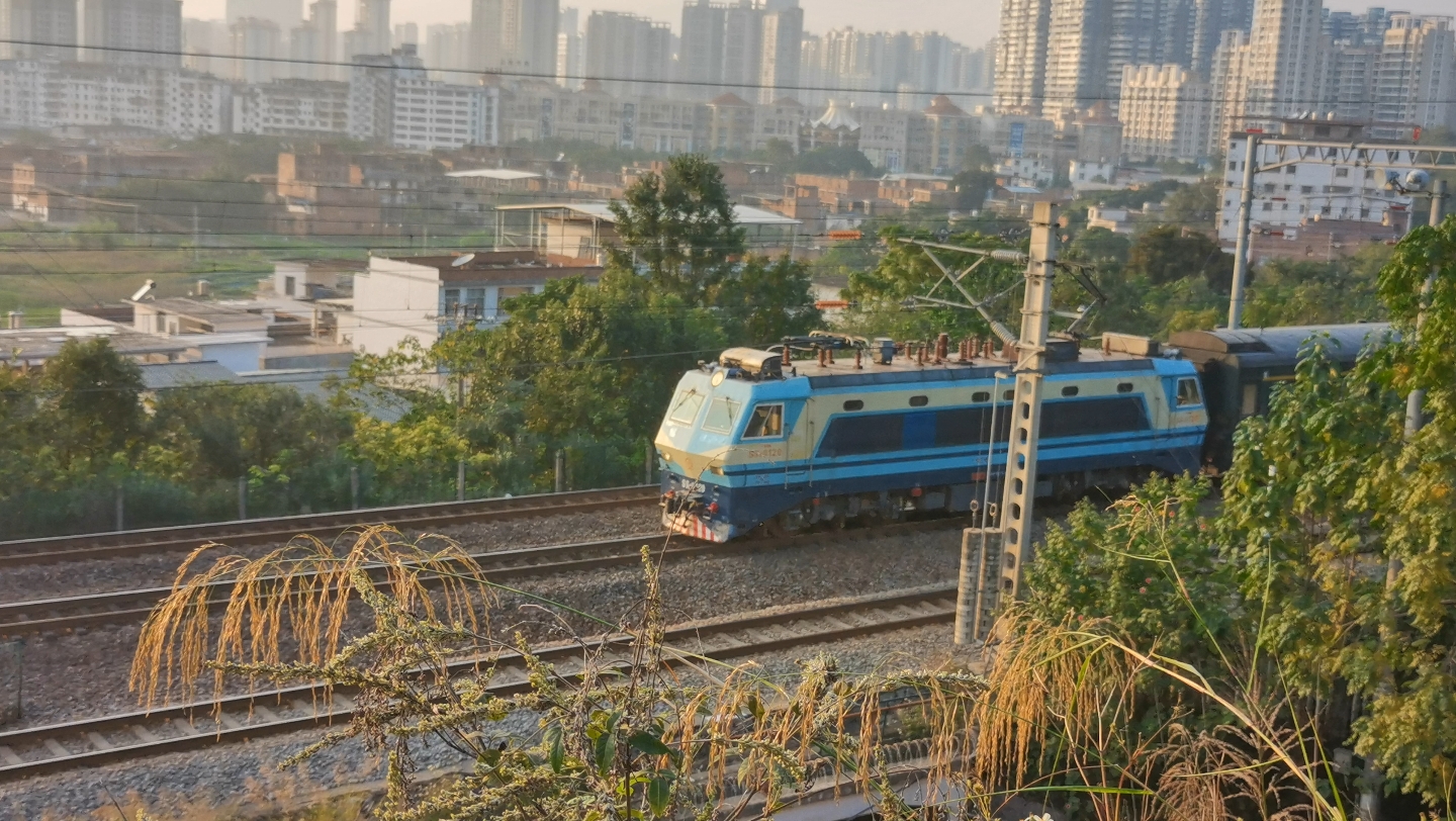 韶山8牵引的客运是哈尔滨西开往海口z111下行离开赣州站,下一站为赣韶