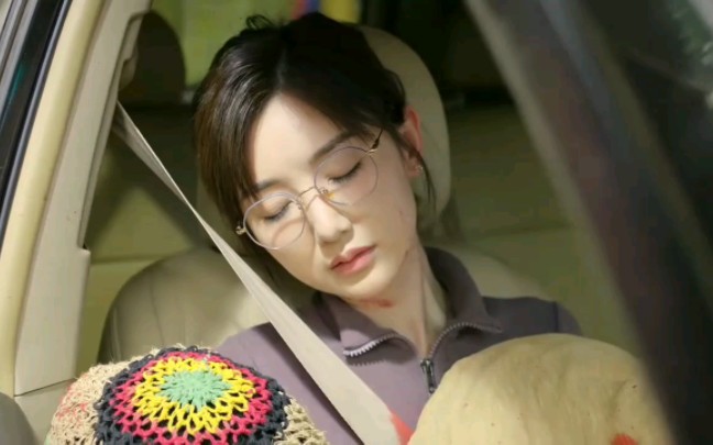 前线:美女记者何欢路上遭恐怖分子枪杀壮烈牺牲