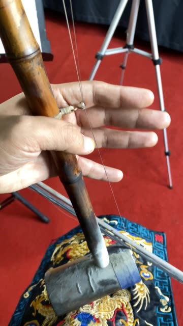 学习京胡左手握琴 琴桶摆放角度