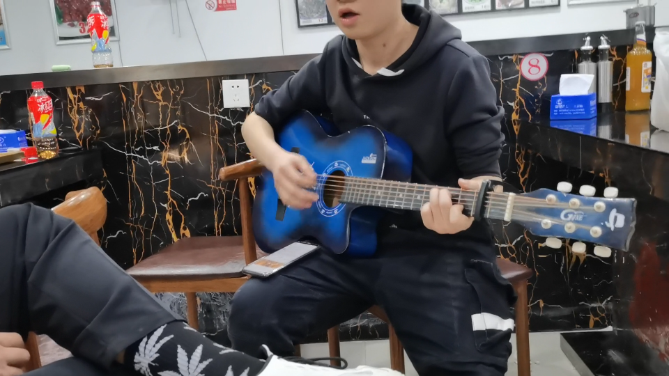 还是出差在酒店碰到的小哥们儿