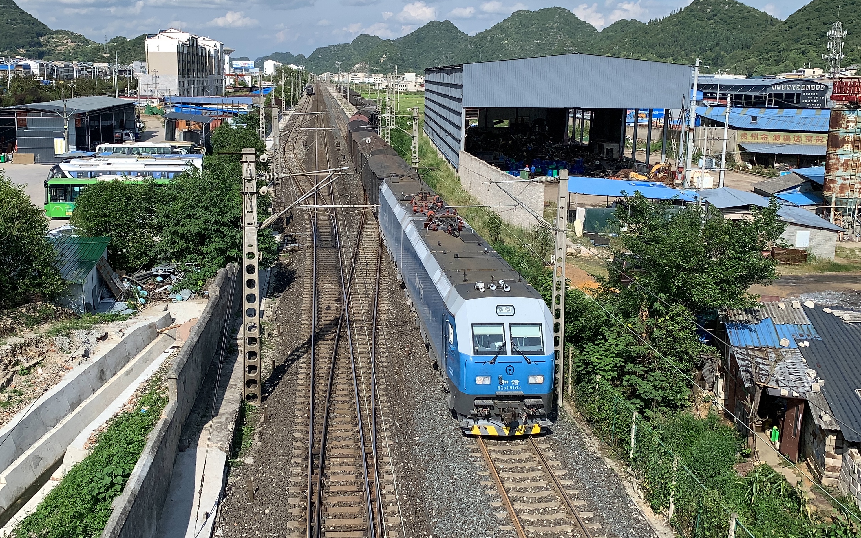 【4k】hxd1-6164蓝精灵牵引货物列车加速驶出两所屯站