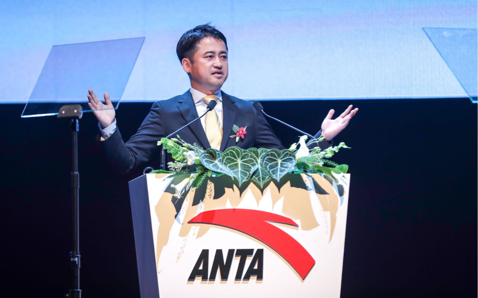 福建小伙17岁北漂，靠一双鞋跑出千亿帝国，身家192亿成中国鞋王