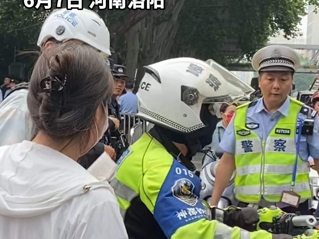 考生考前身份证找不到.交警一路护航带着考生办理临时身份证.回到考点后考生点赞感谢!哔哩哔哩bilibili