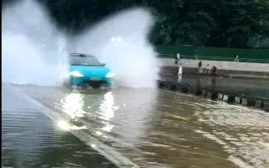 Скачать видео: 这车主胆子大，小米SU7地板电冲水