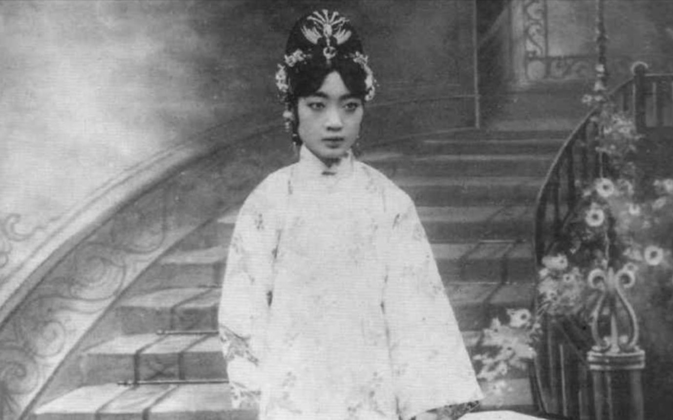 晚清末代三格格,大半辈子雍容华贵,晚年为了生计摆地摊