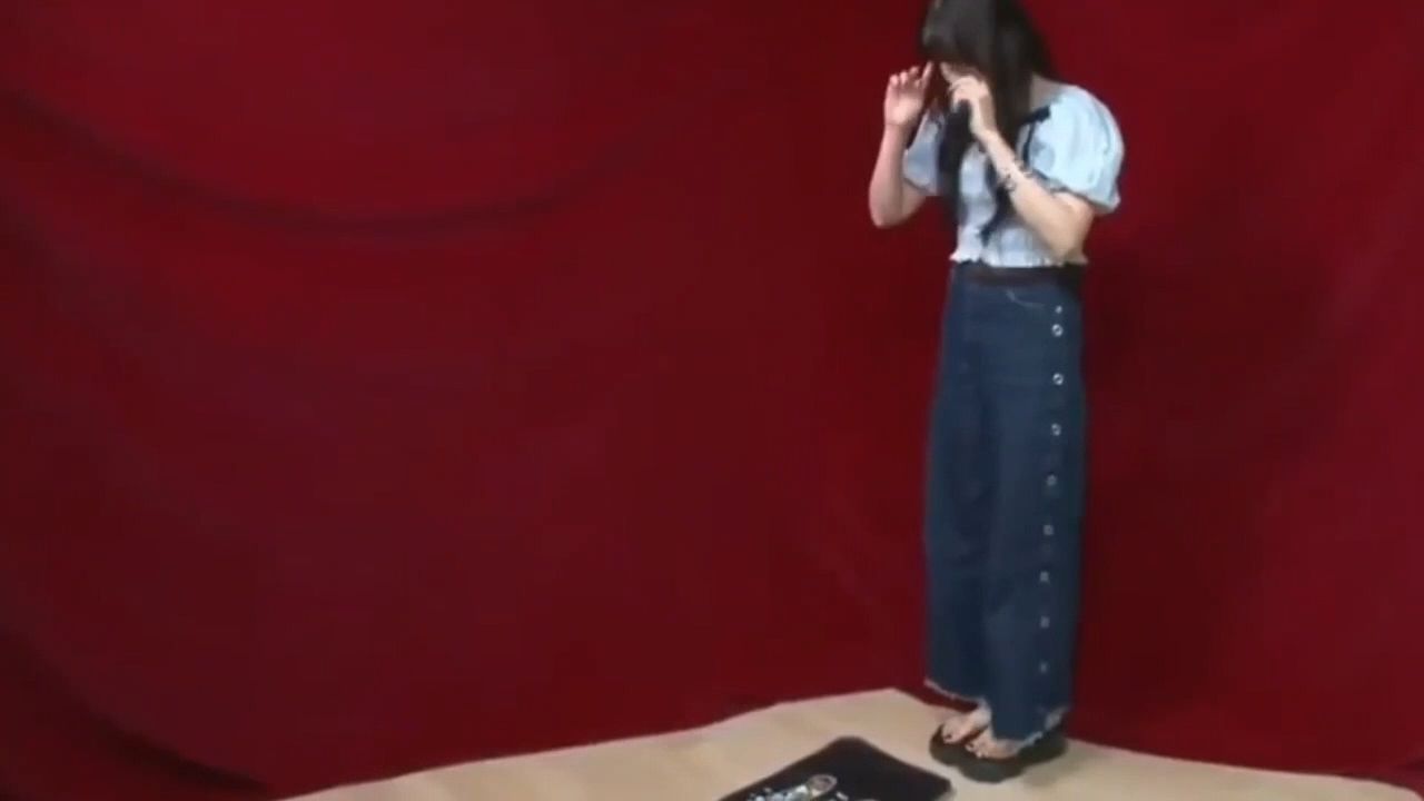 女生挑战走过小竹笋指压板,真的超痛,表情控制不住了