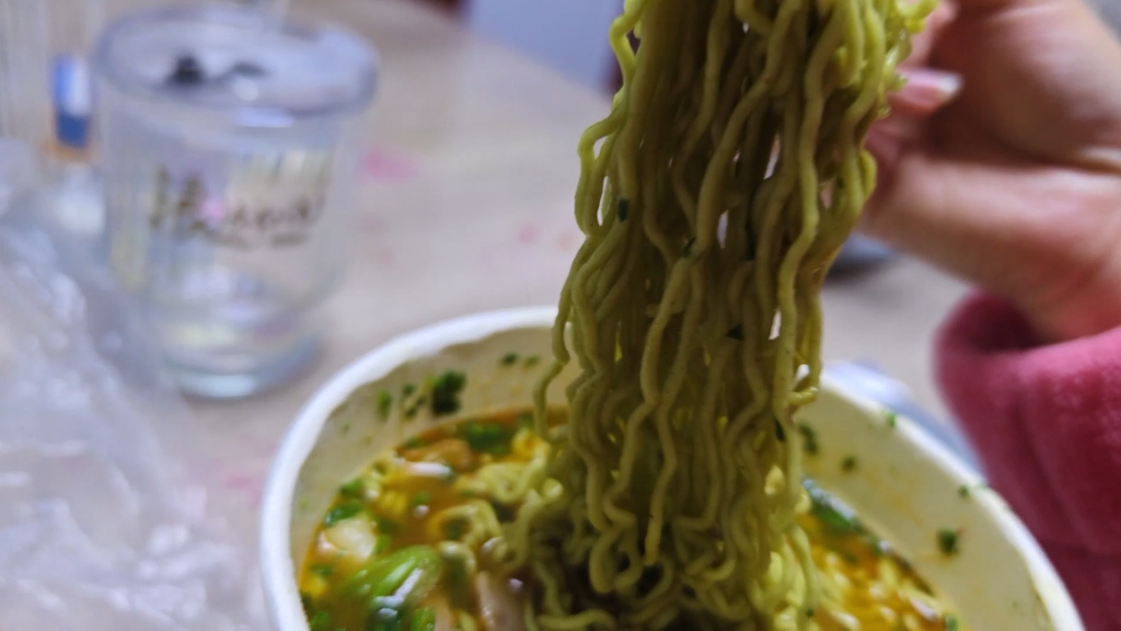 尝一尝白象的香菜面!