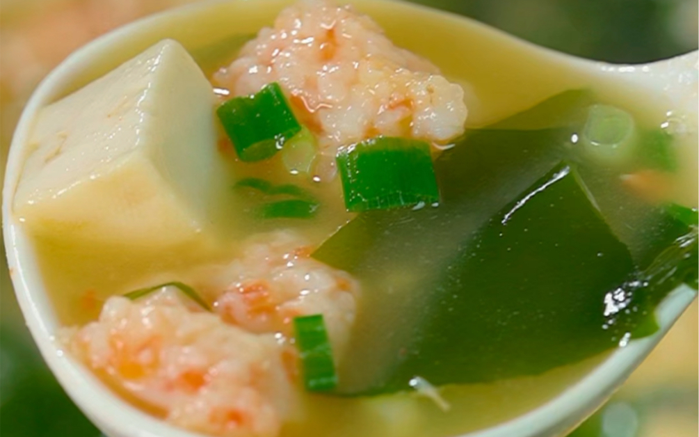 这样做的裙带菜虾滑汤特别适合小孩子喜欢赶紧试试吧