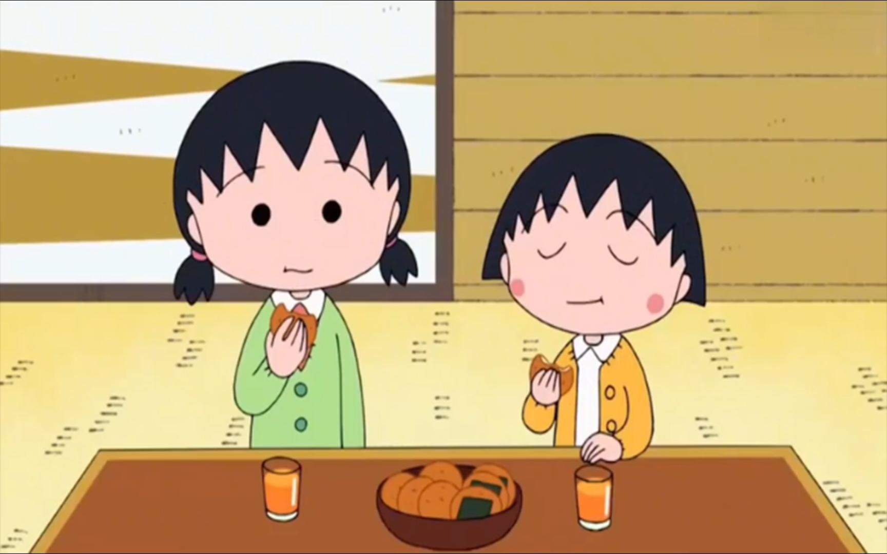 和姐姐在家看家,一起吃仙贝煎饼一边和果汁,时不时有