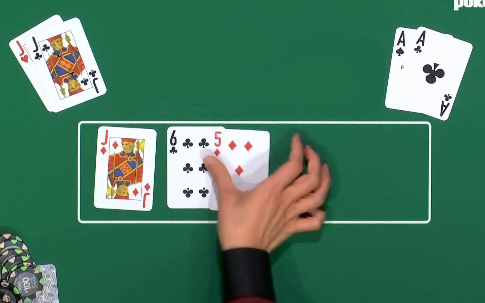 德州扑克 看到这种发牌 拿aa的哥们直接摊手了:无奈!