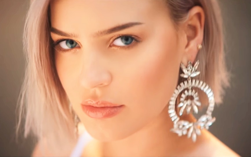 【官方mv首播】anne-marie联手james arthur新单《rewrite the stars