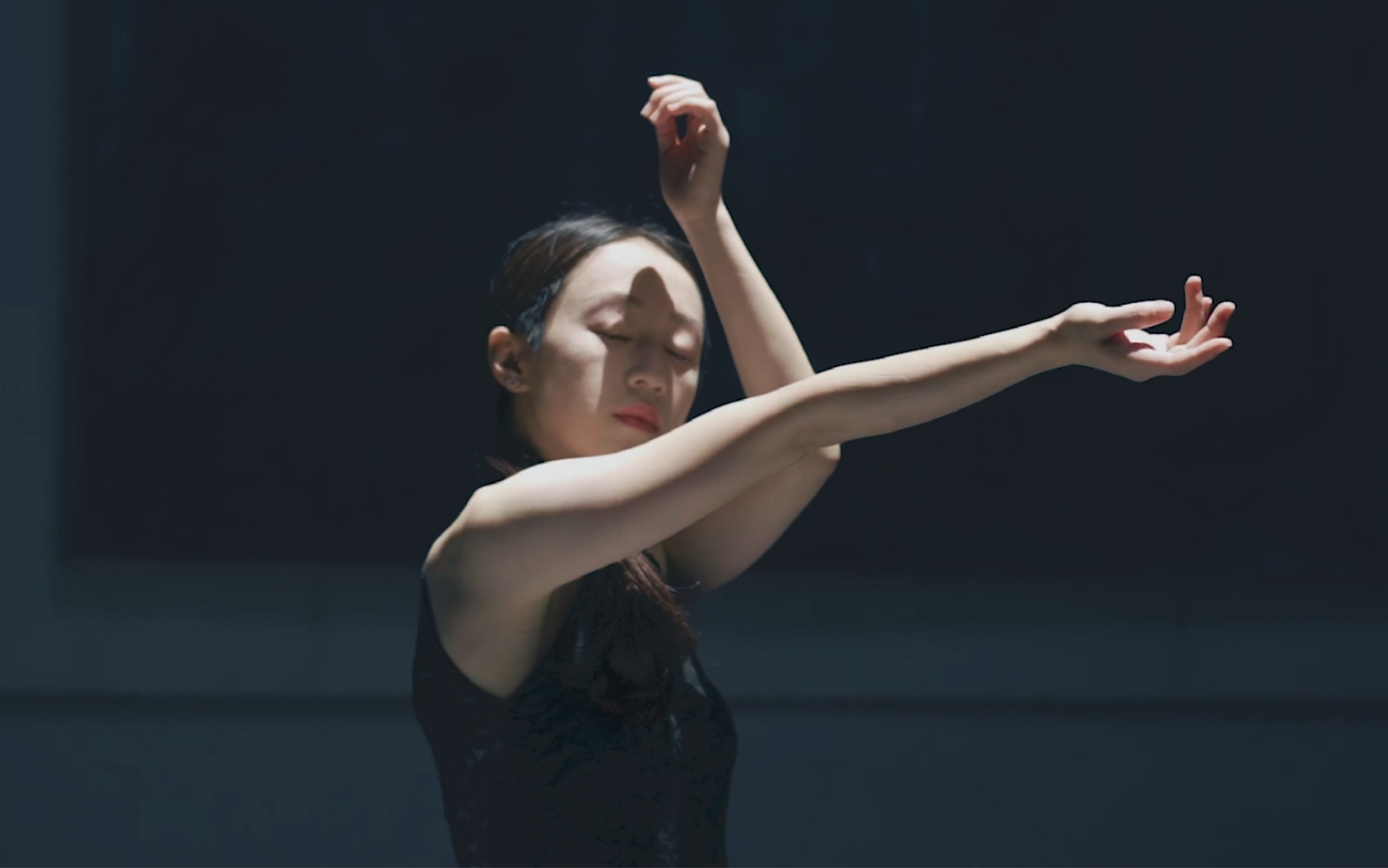 现代舞|舞蹈影像《被光抓走的人》舞者:胡清清_哔哩哔哩_bilibili