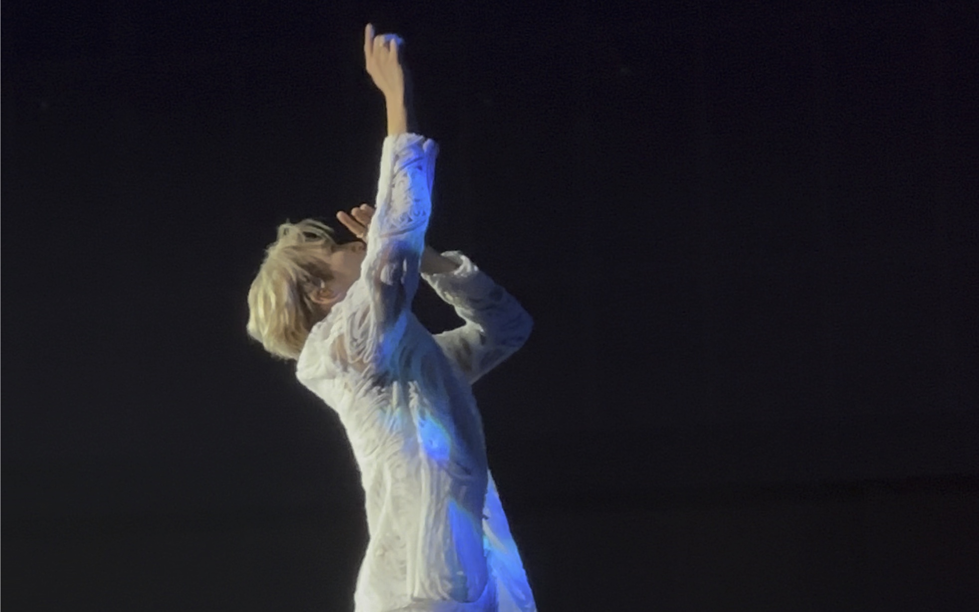 【赞多】《简单话语》舞蹈版本,虽然在小舞台看不到正面,但是背影同样