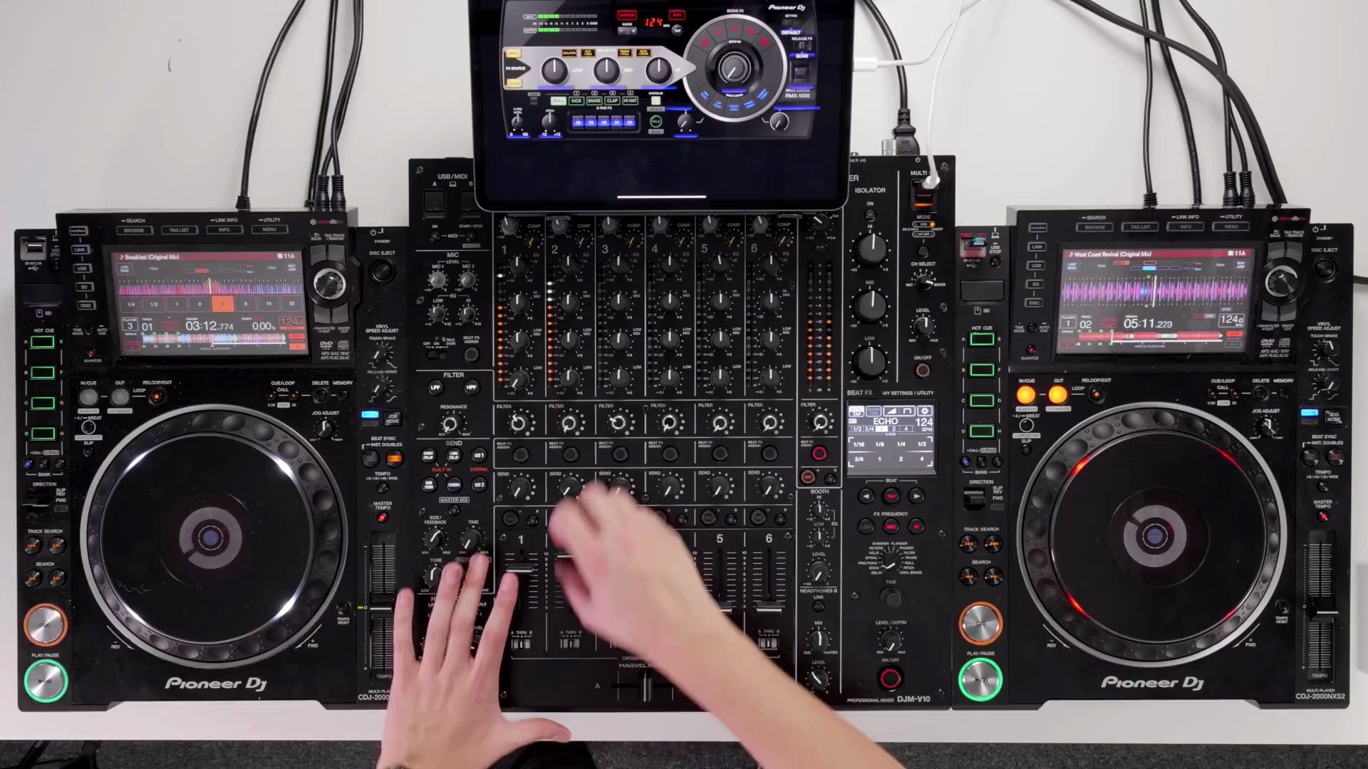 [图]DJ Jamie使用DJM-V10 + CDJ-2000NXS2 + iPad(RMX1000)演示House混音