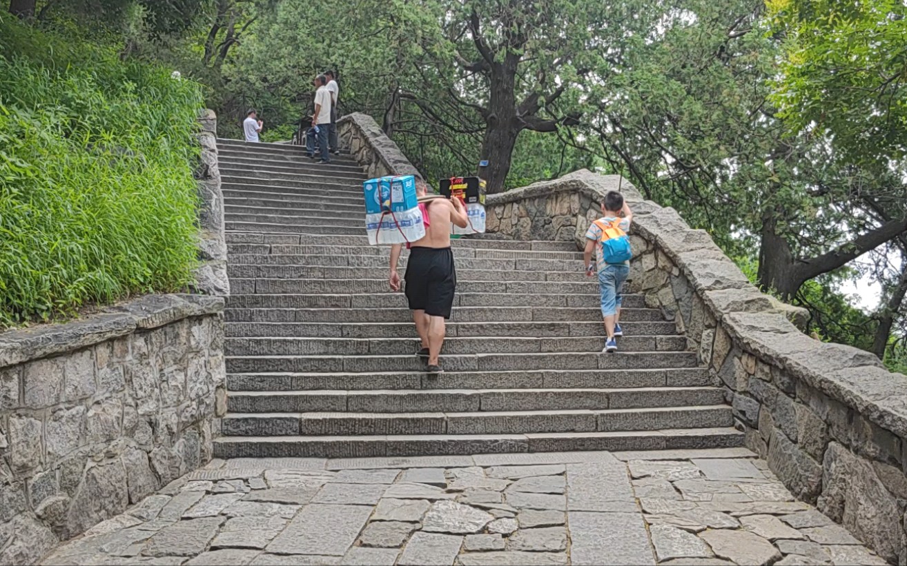 泰山挑山工,挑了一百斤左右,为了生活努力奋斗