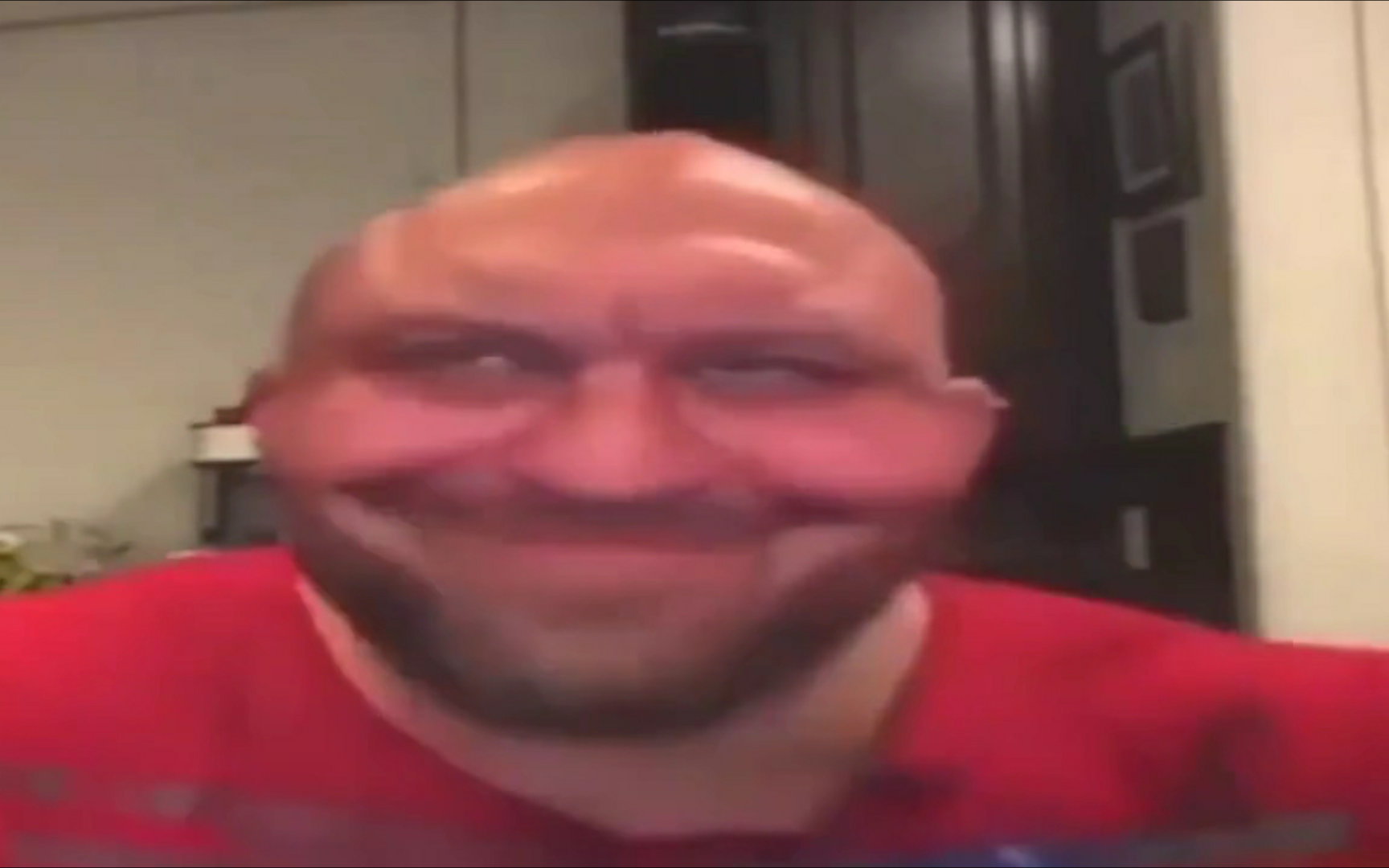 微笑的男人吃薯片