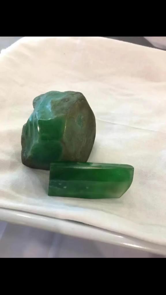 2013缅甸翡翠公盘,顶级后江色料,满满的绿!