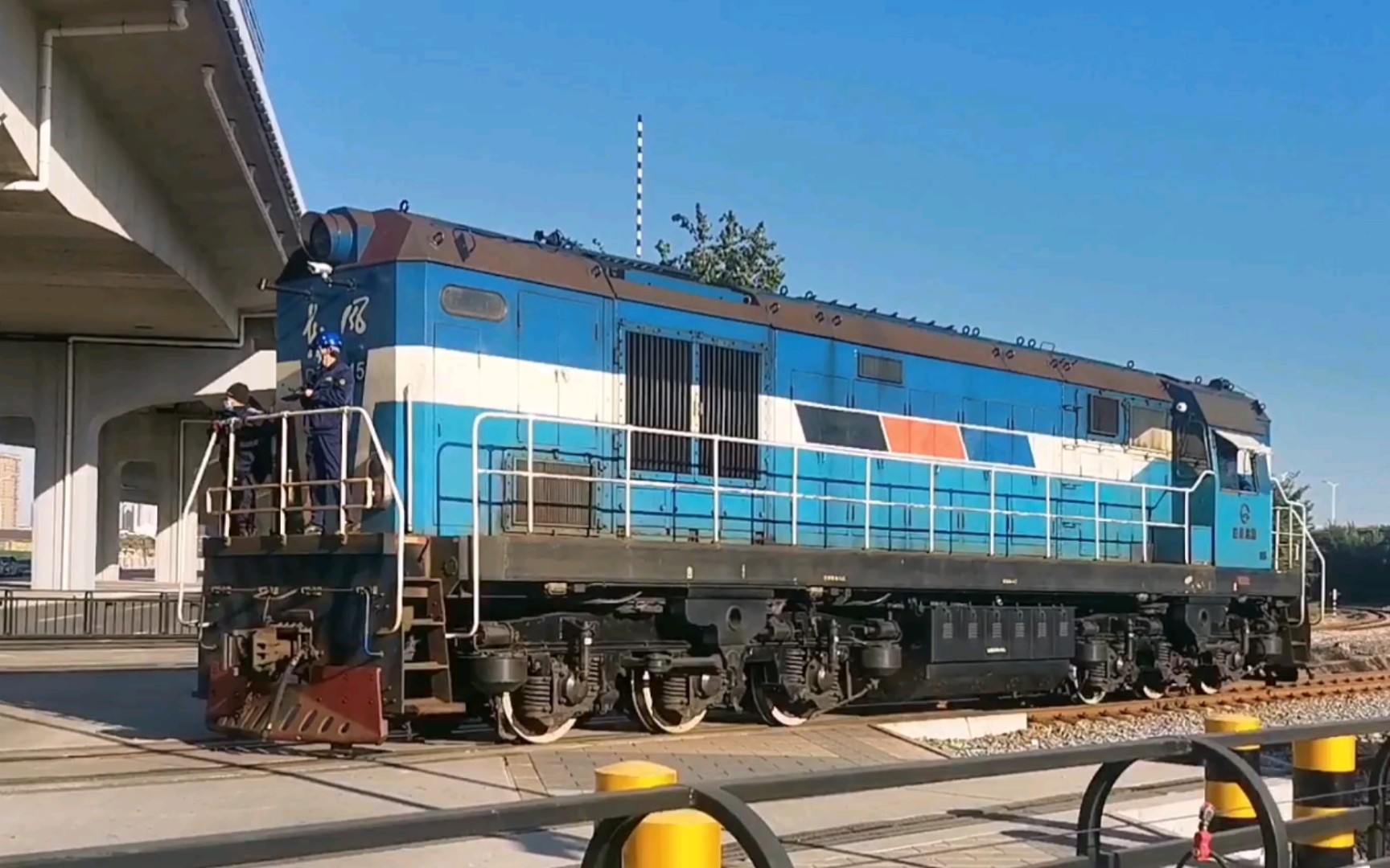 秦皇岛港自备df5内燃机车通过海滨路道口转线.