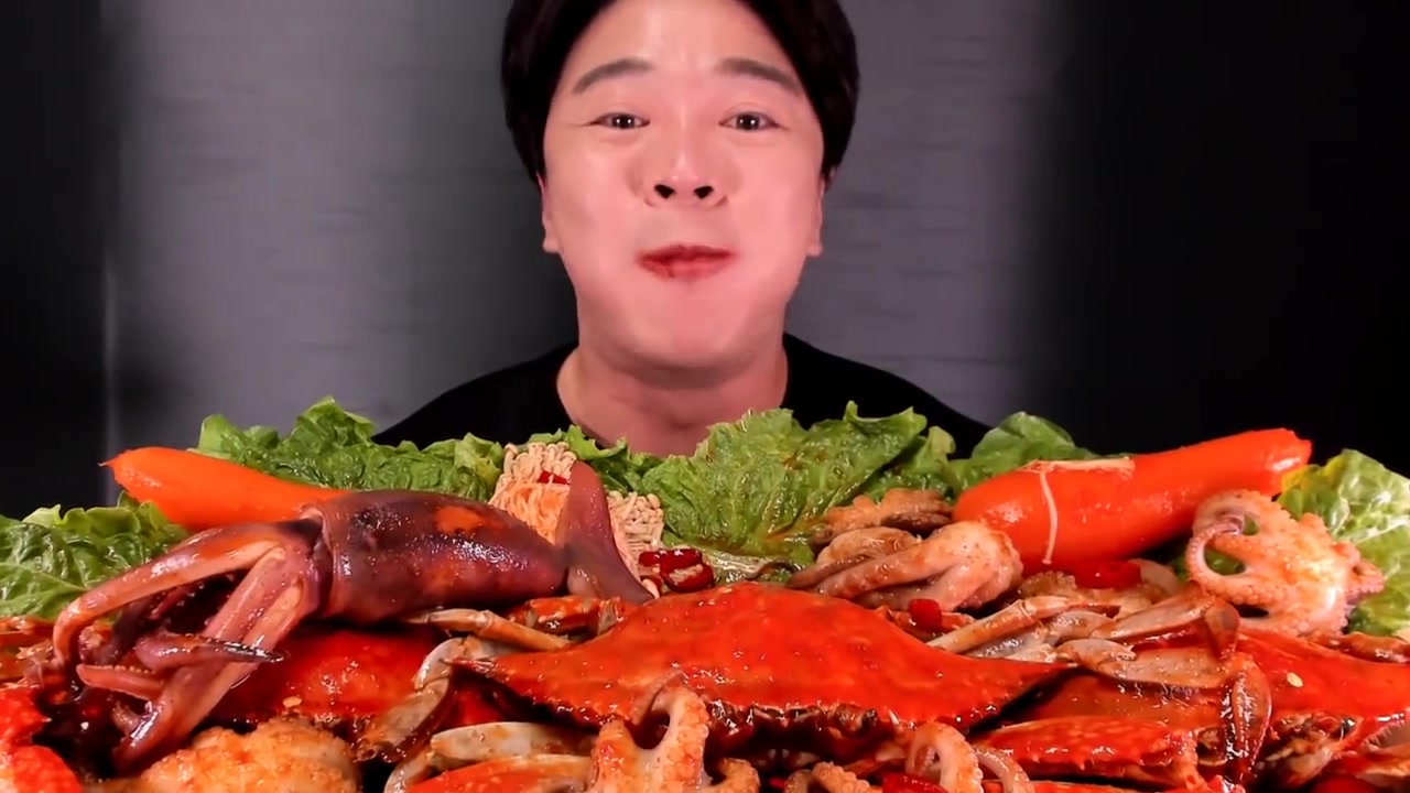 超级大胃王吃超级海鲜!螃蟹,鱿鱼,章鱼,墨鱼,蘑菇 spicy seafood