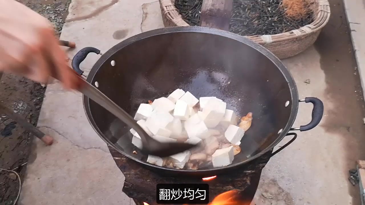 [图]炖豆腐好吃有诀窍，厨娘教你一招，豆腐鲜嫩又入味，吃着比肉还香