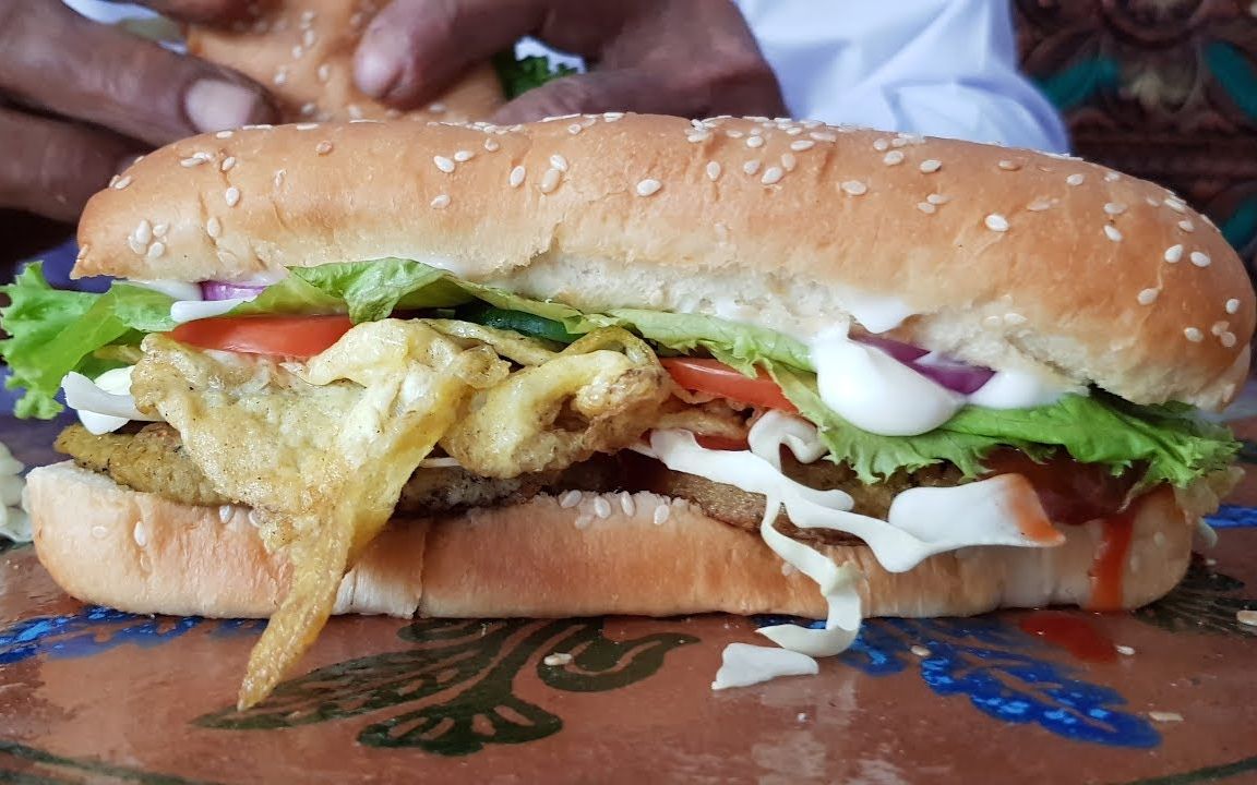 巴基斯坦街头的鸡蛋烤肉汉堡 | egg shami kabab burger