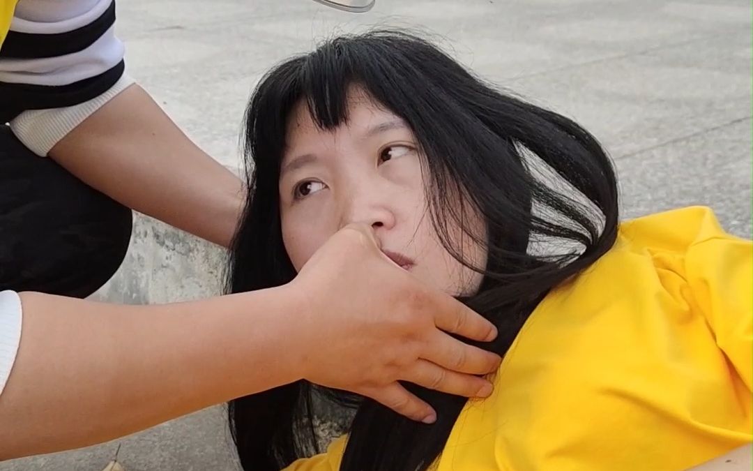 美女突然晕倒,好人相助被指责耍流氓