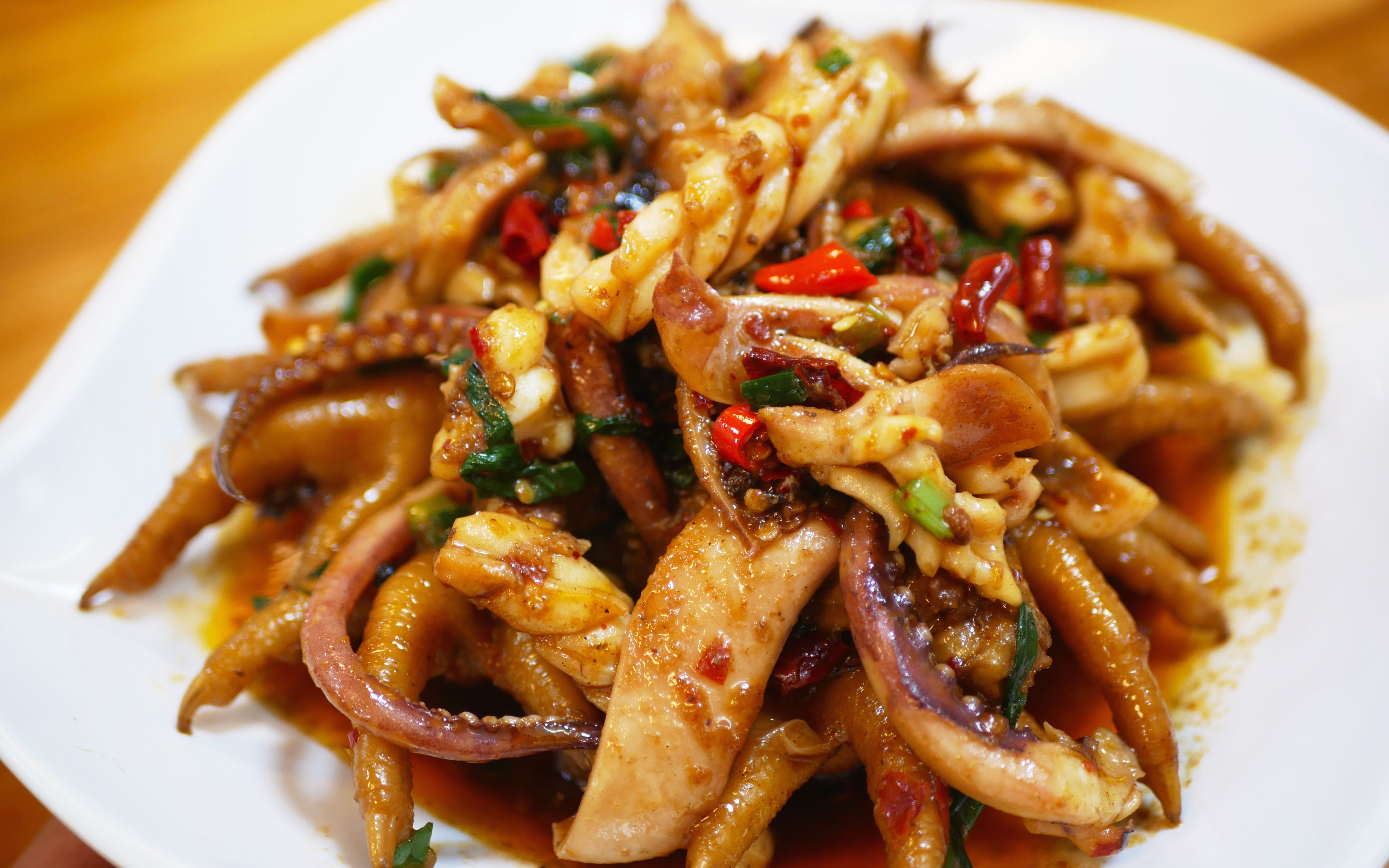 分享鲜鱿鱼焖鸡脚的家常做法,鲜香爽口,越嚼越香,一盘都不够吃!