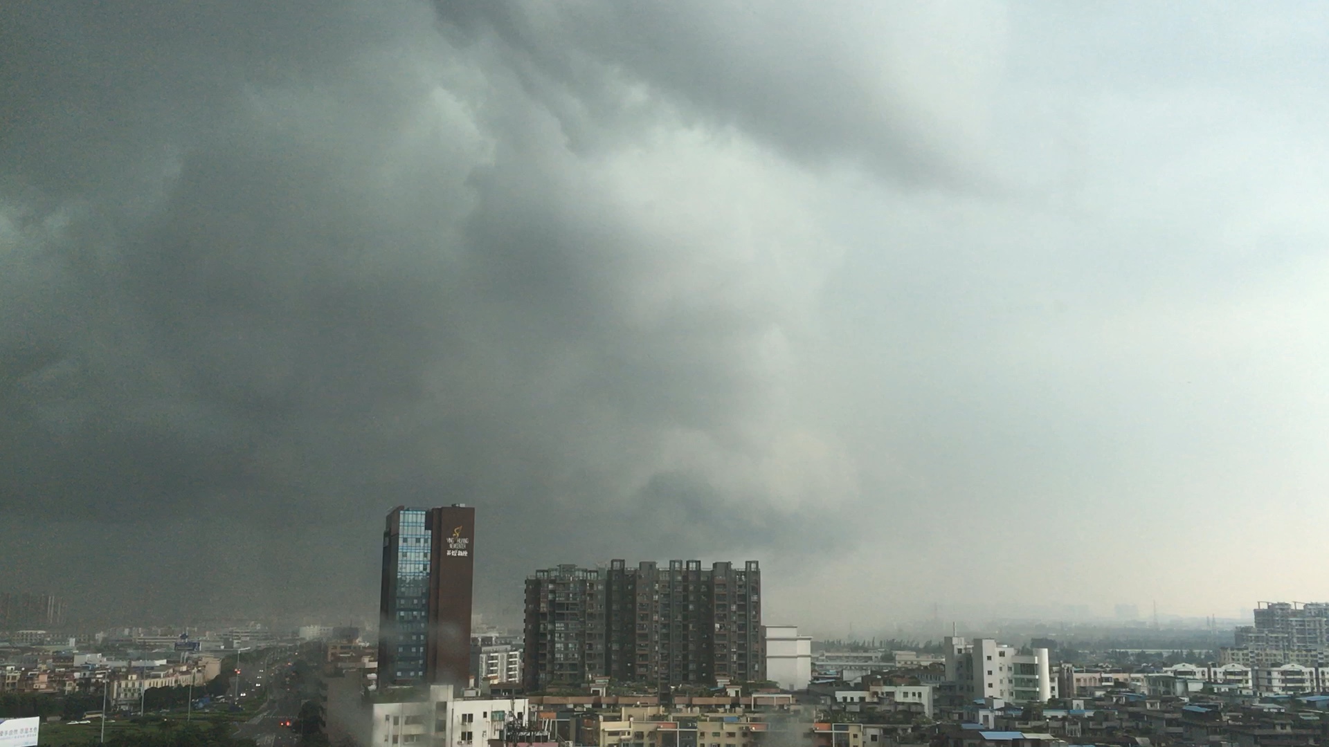 [图]暴风雨前乌云压顶