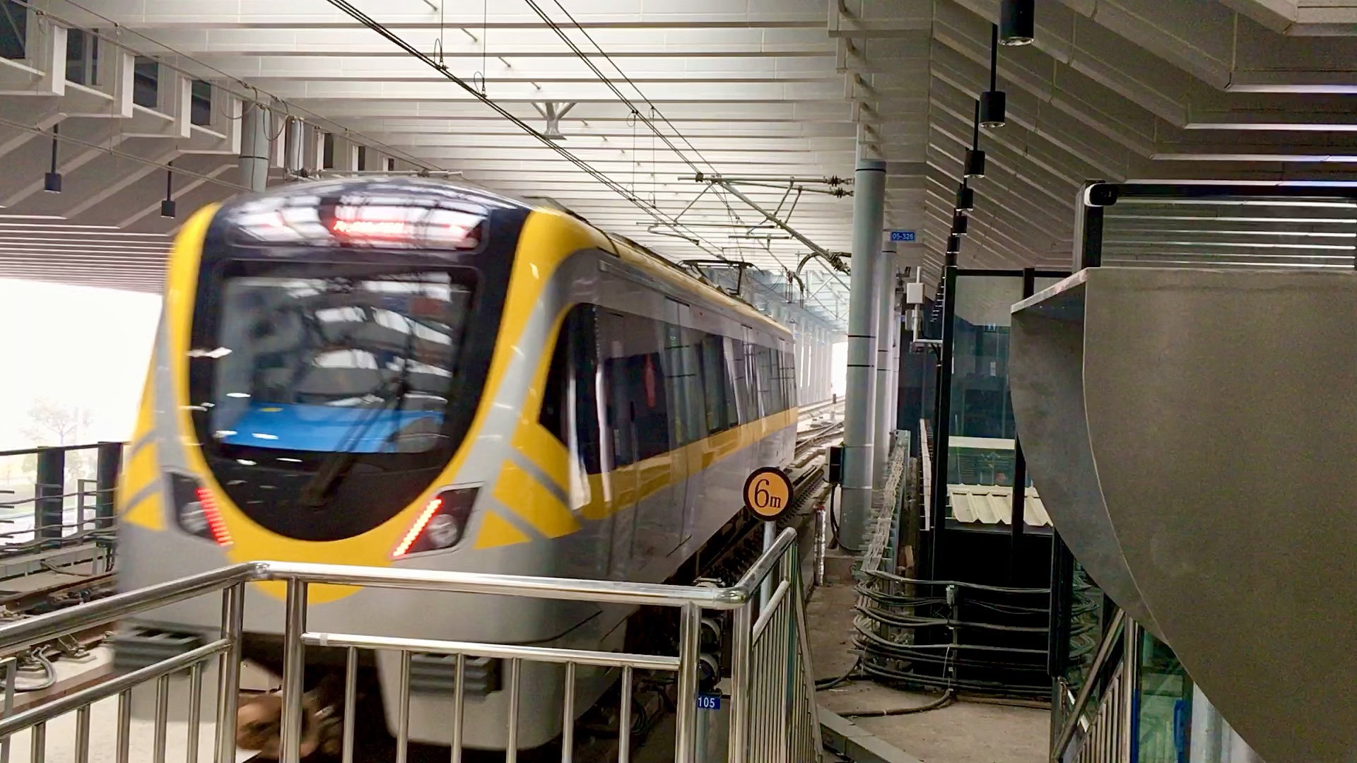 高淳站开通首日 南京地铁s9号线列车进入折返线