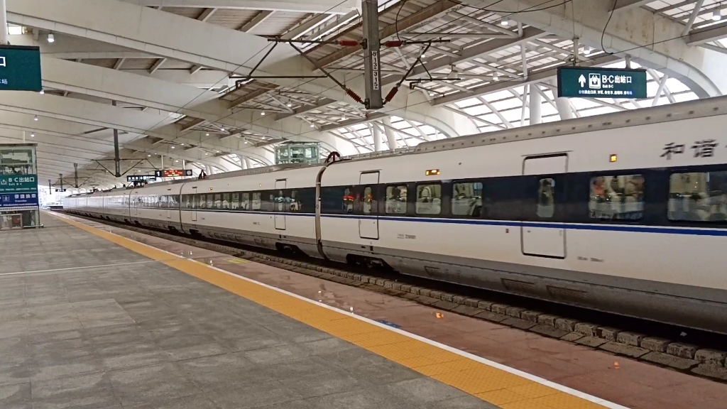 crh6a型城际动车组驶离珠海站