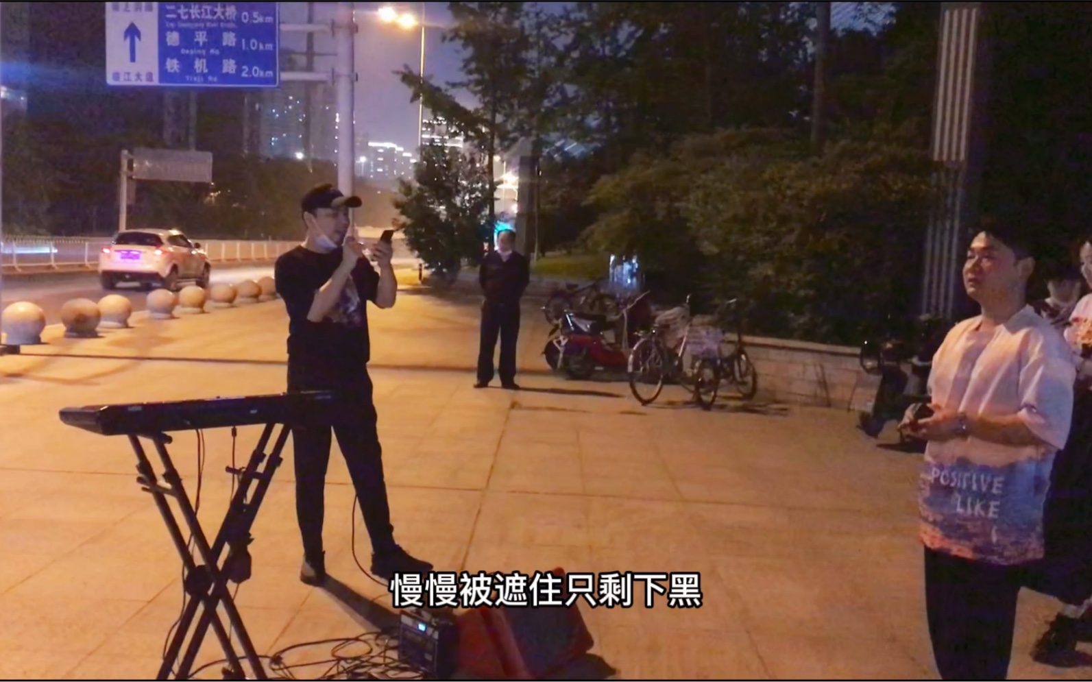 [图]吕老师街唱路演，太好听了！罗兰音箱测试《那些你很冒险的梦》《霍元甲》《本草纲目》《孤勇者》